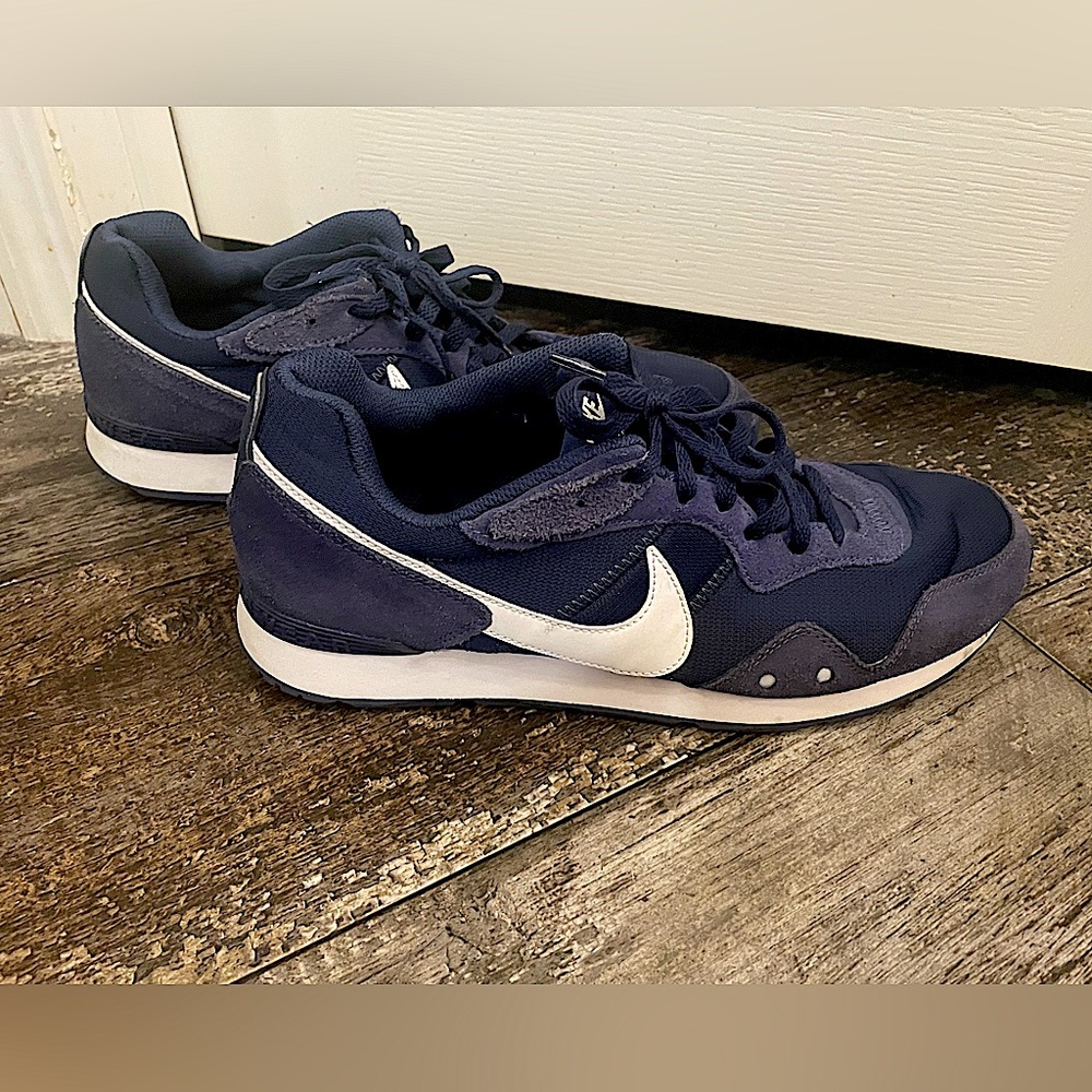 Nike Men’s Navy Blue and White Sneakers